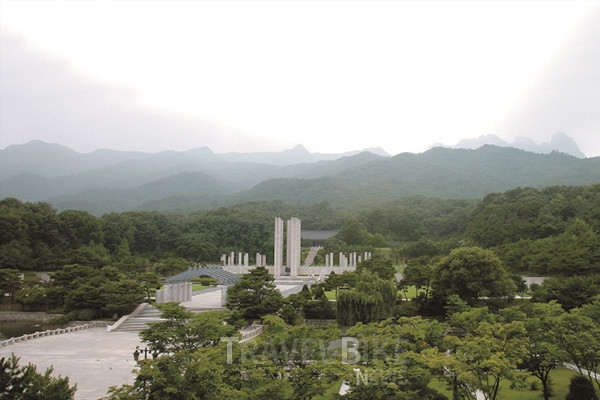 국립 4·19 민주묘지는 1960년 3·15 부정선거를 자행한 권력에 맞서다 1960년 4·19 혁명 때에 희생된 224분이 안장되어 있으며 이를 기리는 기념탑이 세워져 있다. 사진/ 국립 4·19 민주묘지