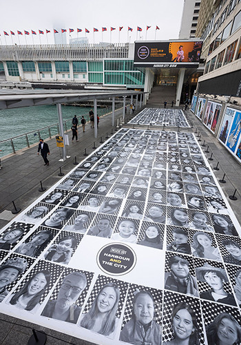 '인사이드 아웃 프로젝트'는 전 세계 사람들을 초대하여 실물보다 더 큰 흑백 초상화를 공공장소에 붙여 놓고 공공 예술로 변형시켜 목소리를 들려준다. 사진/홍콩하버시티